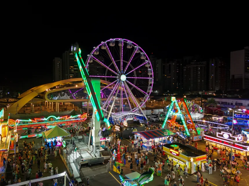 Parque de diversões funciona em frente ao Terminal Urbano (Crédito: Rafael Macri/PMM)