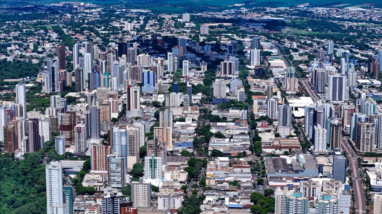 Maringa terceira maior cidade do estado do Parana uma das melhores cidades do Brasil para se viver. Eleita pela ONU Cidade Arvore do Mundo