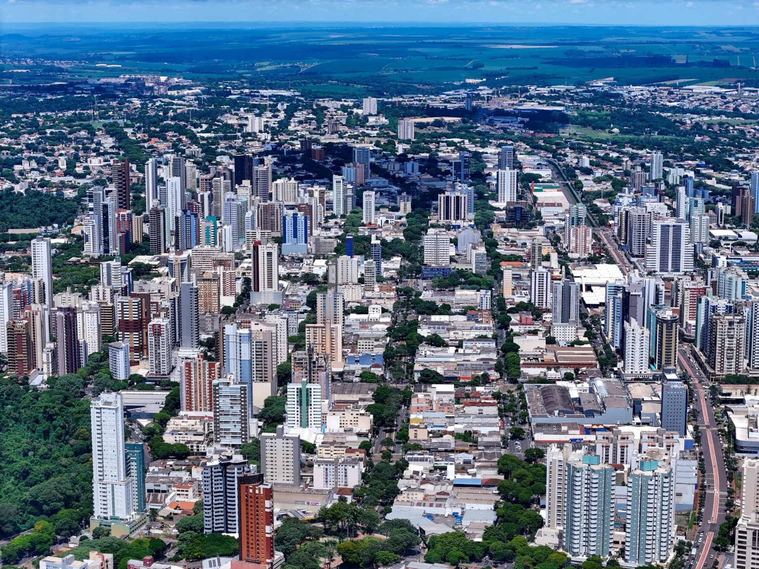 Maringa terceira maior cidade do estado do Parana uma das melhores cidades do Brasil para se viver. Eleita pela ONU Cidade Arvore do Mundo