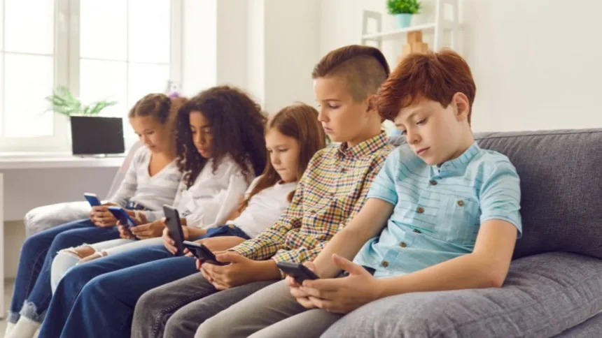 Saiba como a exposicao nas redes sociais pode prejudicar as criancas
