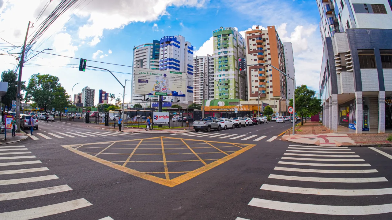 Semaforos do cruzamento da Avenida Tamandare com a Rua Basilio Sautchuk