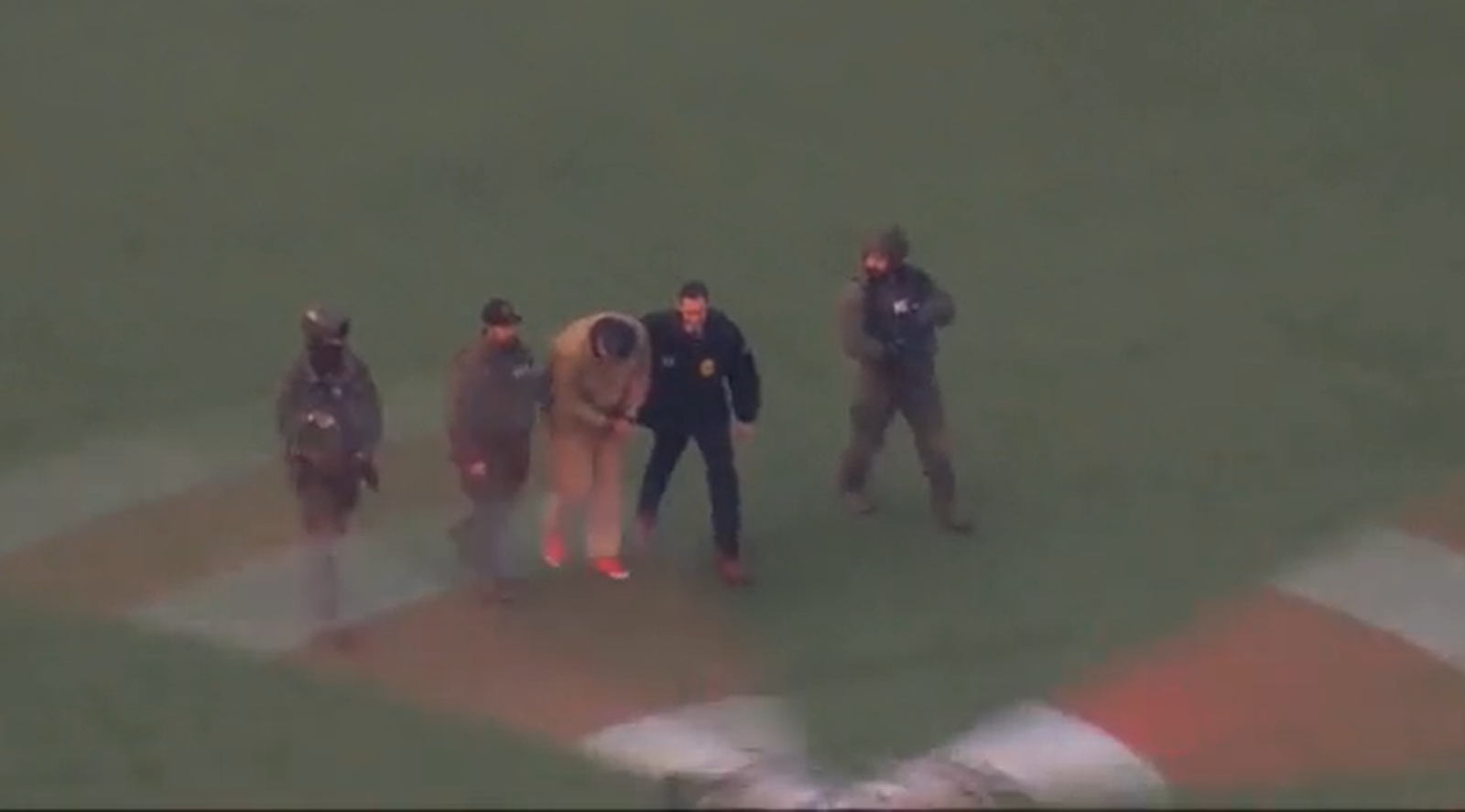 Maduro e sua esposa, algemados, chegam sob forte escolta a tribunal de Nova York