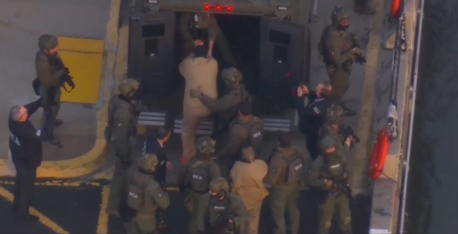 Maduro e sua esposa, algemados, chegam sob forte escolta a tribunal de Nova York