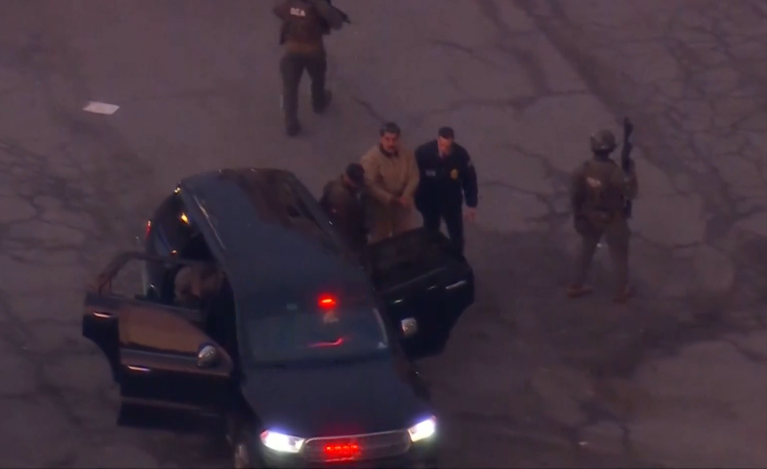 Maduro e sua esposa, algemados, chegam sob forte escolta a tribunal de Nova York