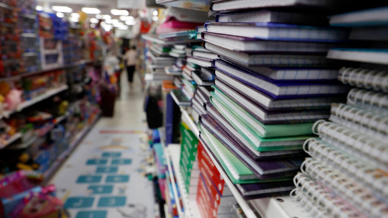 Imagens de movimentação de pessoas nas ruas do centro de curitiba. Movimento no comércio da região central de Curitiba. Vendas de material escolar - setor de material escolar - cadernos - canetas - lápis - lápís de cor -