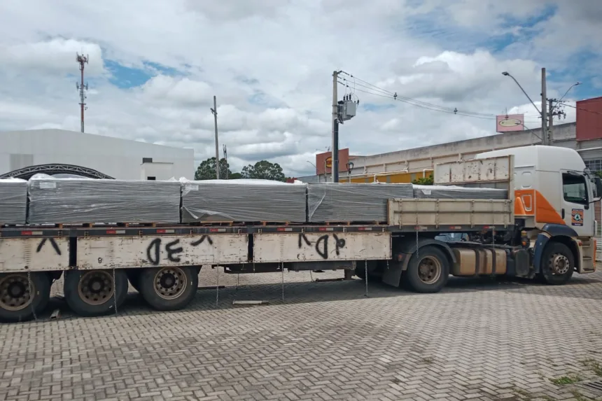 Tornado: Defesa Civil Estadual envia 2,6 mil telhas para moradores de São José dos Pinhais