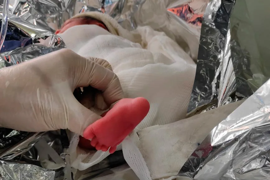 Helicóptero transporta recém-nascida pela primeira vez em incubadora neonatal