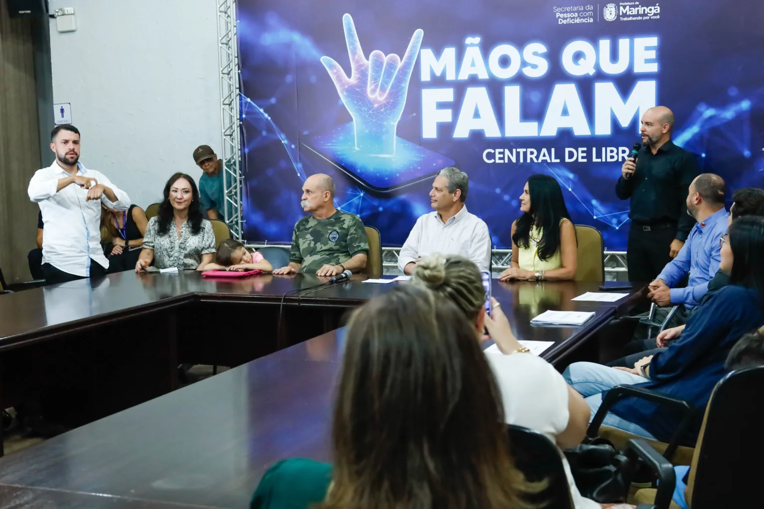 ‘Maos que Falam Prefeitura de Maringa lanca plataforma de interpretacao em Libras e amplia acessibilidade para pessoas surdas