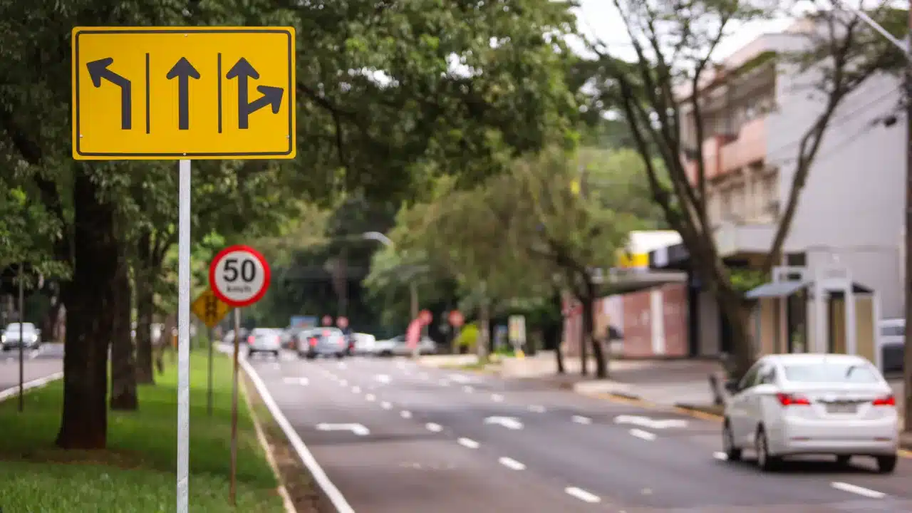 Cruzamento da Avenida Sao Paulo com a Avenida JK em Maringa