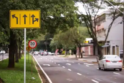 Cruzamento da Avenida Sao Paulo com a Avenida JK em Maringa