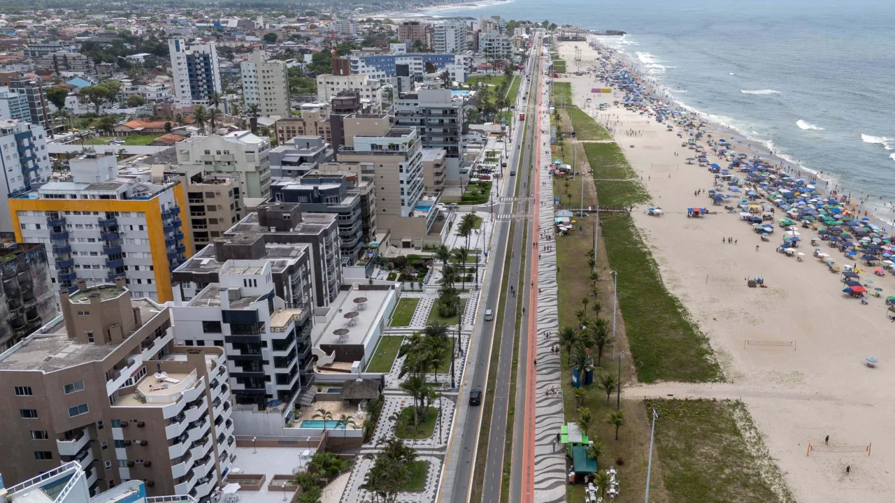 Casas e apartamentos no litoral paranaense
