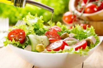 5 saladas refrescantes e leves para o verao