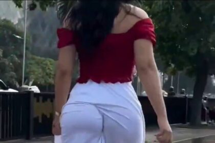 Mulher usando vestido "colado na bunda"