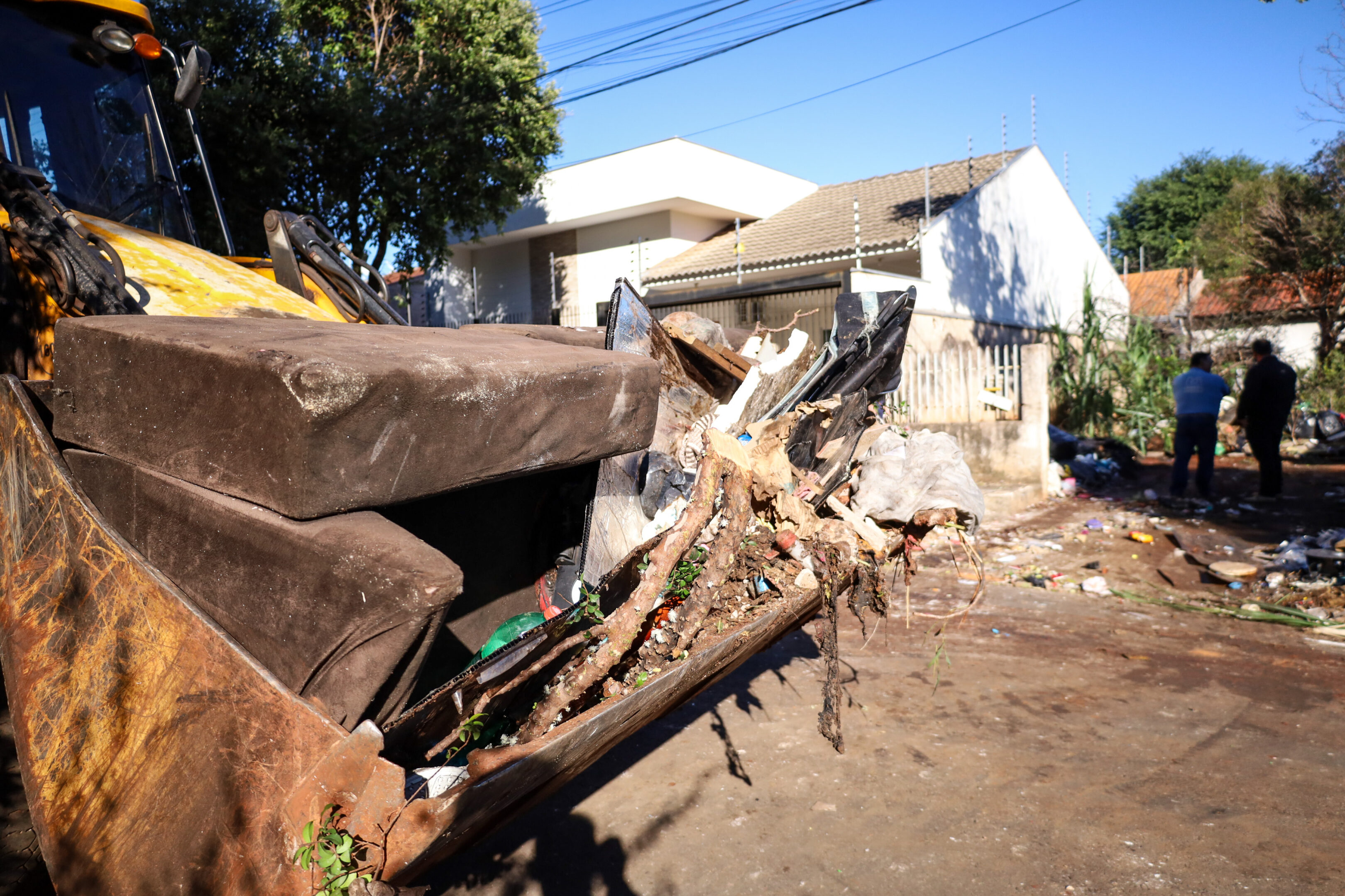 Prefeitura recolhe mais de 13 toneladas de lixo em limpeza de imóvel no Parque das Grevíleas 5 59e4653b a037 4596 a3ed 556ab0e3babe