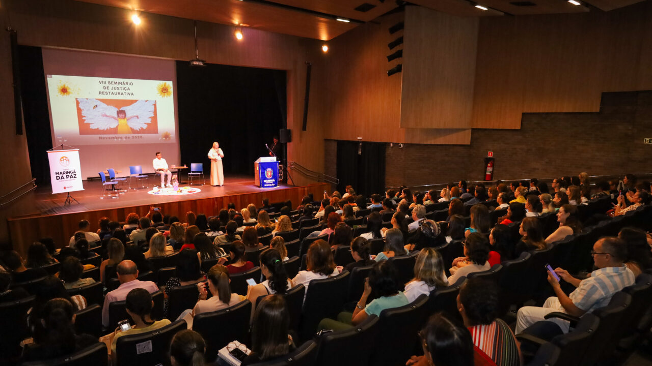 Seminário, pessoa no palco palestrando