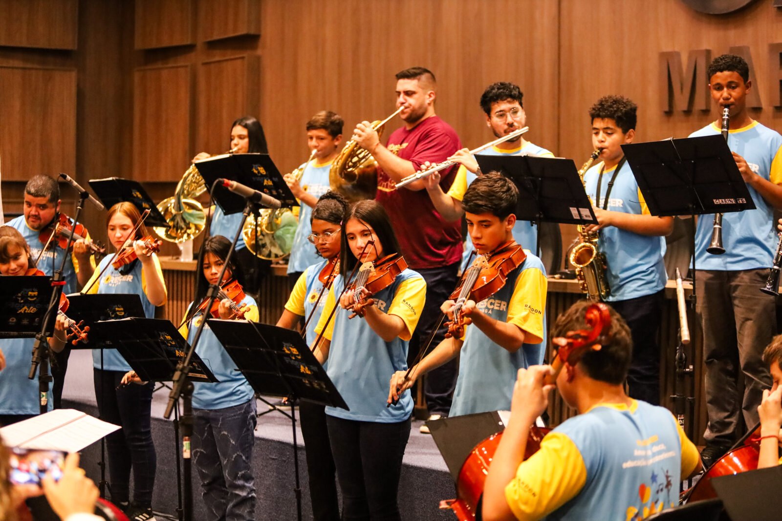 Na abertura da campanha Maio Laranja, município lança 1º canal de denúncias exclusivo para crimes contra crianças e adolescentes do Brasil 3 A Orquestra Jovem Florescer realizou uma apresentacao no evento de abertura da campanha