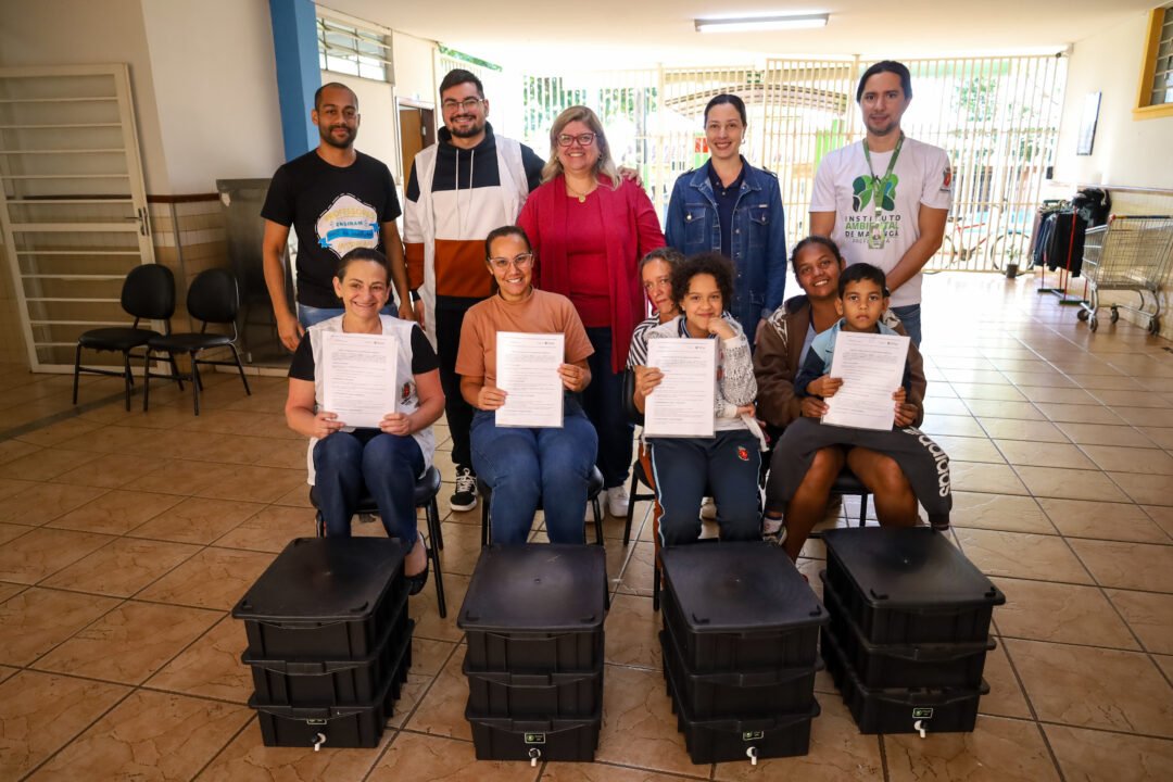 Prefeitura entrega composteiras aos pais de alunos da rede municipal de ensino 4 A acao faz parte do projeto ‘Minhoca na Cabeca desenvolvido pela Secretaria de Educacao e o Instituto Ambiental de Maringa