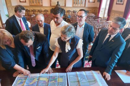 A comitiva de Maringá, liderada pela vice-prefeita Sandra Jacovós, se reuniu com o presidente da Câmara de Leiria, Gonçalo Lopes, e apresentou o local para a implantação do Parque Português em Maringá