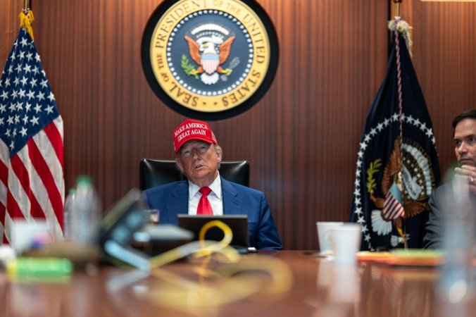 Com seu tradicional bone MAGA o presidente Donald Trump acompanha ataque ao Ira da sala de situacao da Casa Branca