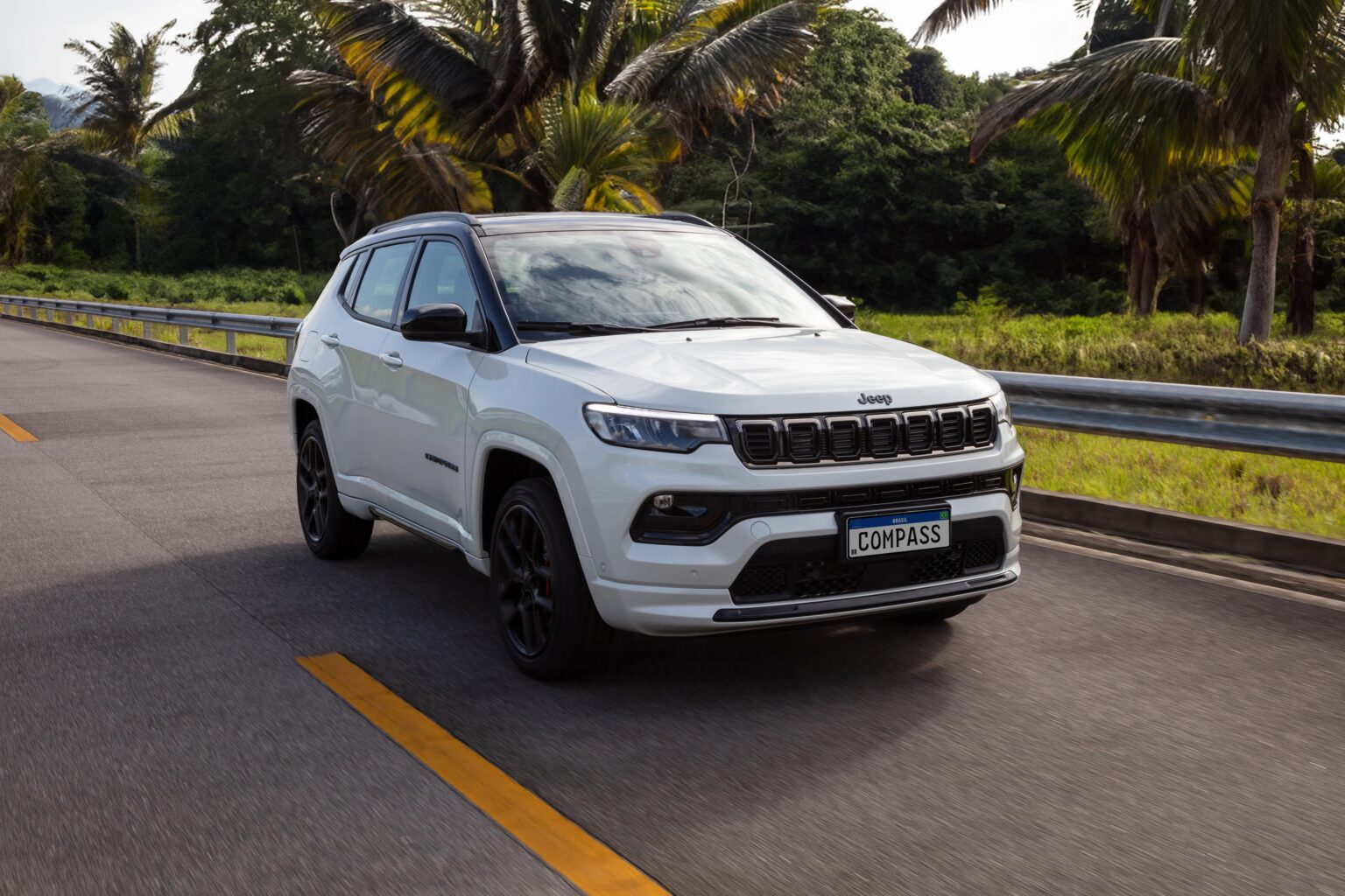 A Jeep encerrou o primeiro trimestre de 2025 com 26.580 emplacamentos, registrando crescimento de 4% no Brasil. Compass e Commander impulsionaram as vendas, com alta de 10% e 8%. A marca trouxe inovações, como motor Hurricane 272 cv e nova motorização turbodiesel do Commander, reforçando sua competitividade. 🚗🔥