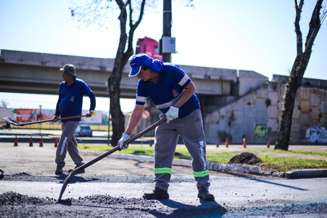 Prefeitura realiza novas melhorias na marginal do Contorno Norte 4 Desde o inicio do ano foram aplicadas mais de 12 mil toneladas de massa asfaltica em diversas ruas e avenidas da cidade - Saiba Já News