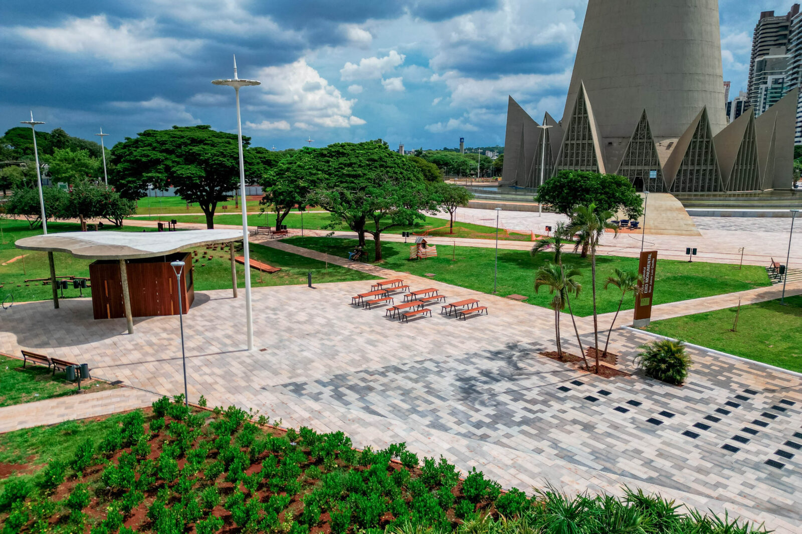 Maringá se moderniza: obras do Eixo Monumental atinge 65% de conclusão e se aproxima da reta fina 4 Eixo Monumental Calcada da Preca da Catedral de Maringa em maio de 2025