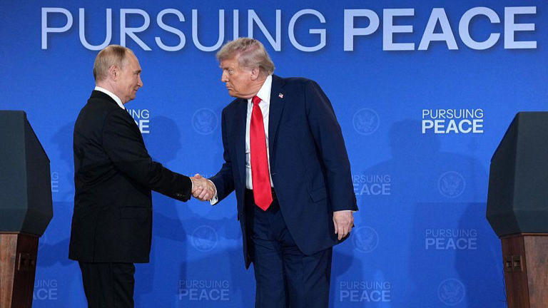 A Cúpula do Alasca: saldo de um encontro sem respostas claras entre Trump e Putin 2 Vamos detalhar o encontro entre Donald Trump e Vladimir Putin no Alasca, apresentado como um passo em direção à paz na Ucrânia. No entanto, o resultado da reunião, que durou quase três horas, gerou mais dúvidas do que certezas.