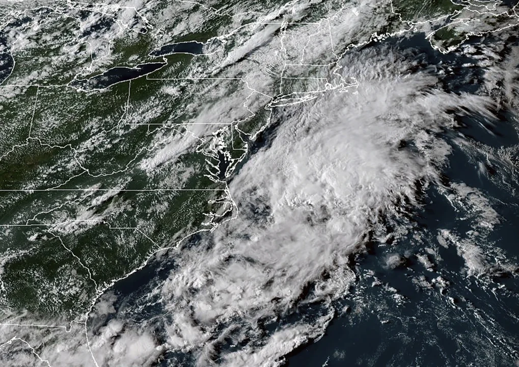 Duas tempestades tropicais se formam no Atlântico e no Pacífico 2 Esta imagem de satelite obtida pela Administracao Oceanica e Atmosferica Nacional NOAA mostra a tempestade tropical Fernand no Atlantico na costa leste dos EUA no domingo 24 de agosto de 2025. NOAA via AP - Saiba Já News