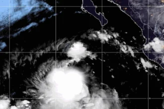 Esta imagem de satelite obtida pela Administracao Oceanica e Atmosferica Nacional NOAA mostra a tempestade tropical Juliette no Oceano Pacifico segunda feira 25 de agosto de 2025. NOAA via AP - Saiba Já News