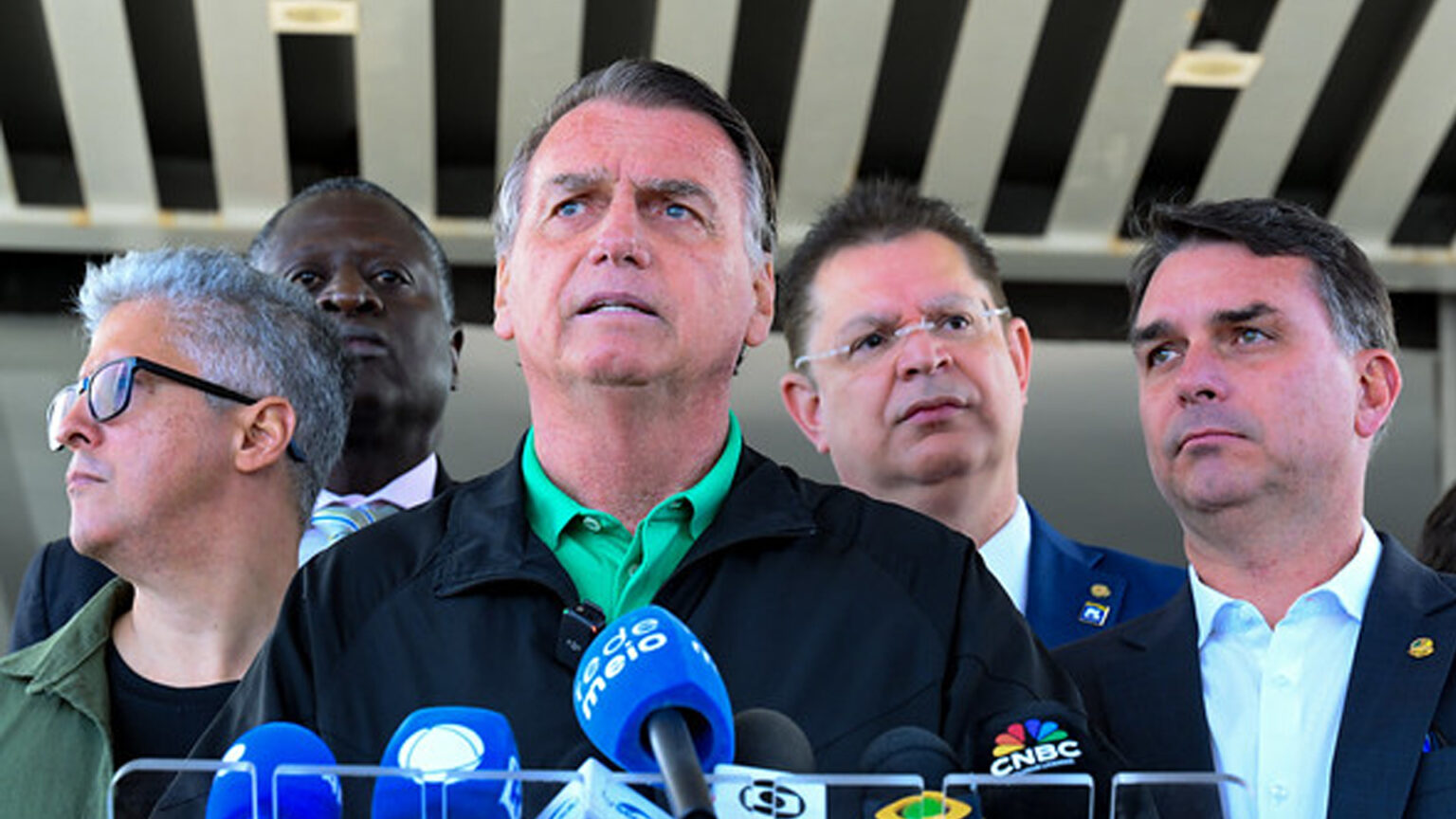 Ex-presidente da República Jair Bolsonaro durante entrevista coletiva na área externa do Senado Federal