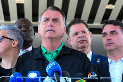 Ex-presidente da República Jair Bolsonaro durante entrevista coletiva na área externa do Senado Federal