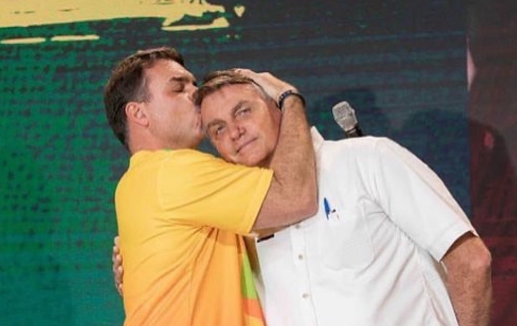 Flávio Bolsonaro critica decisão de Moraes sobre Jair Bolsonaro: "Fica firme, pai, não vão nos calar!"