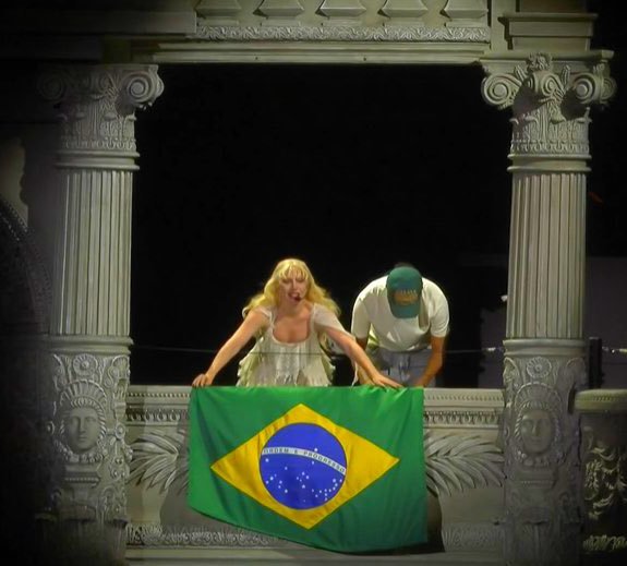 Show de Lady Gaga leva 2,1 milhões de pessoas para Copacabana, confira como foi a apresentação 6 GqEeuEjWwAA RJa