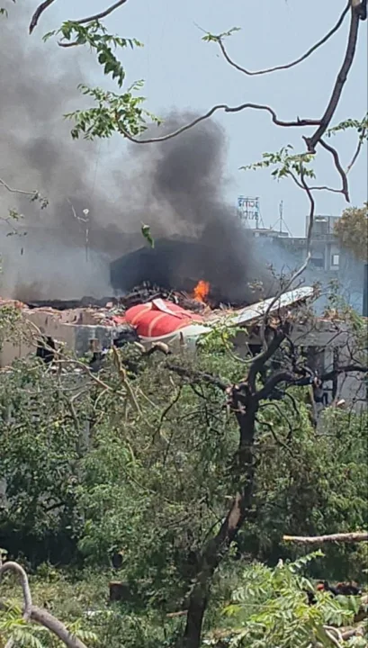 Tragédia Aérea na Índia: Avião Lança "Mayday" Antes de Queda Fatal; Após Sinal de Socorro não houve mais comunicação 5 GtPe65yXAAAl0V2