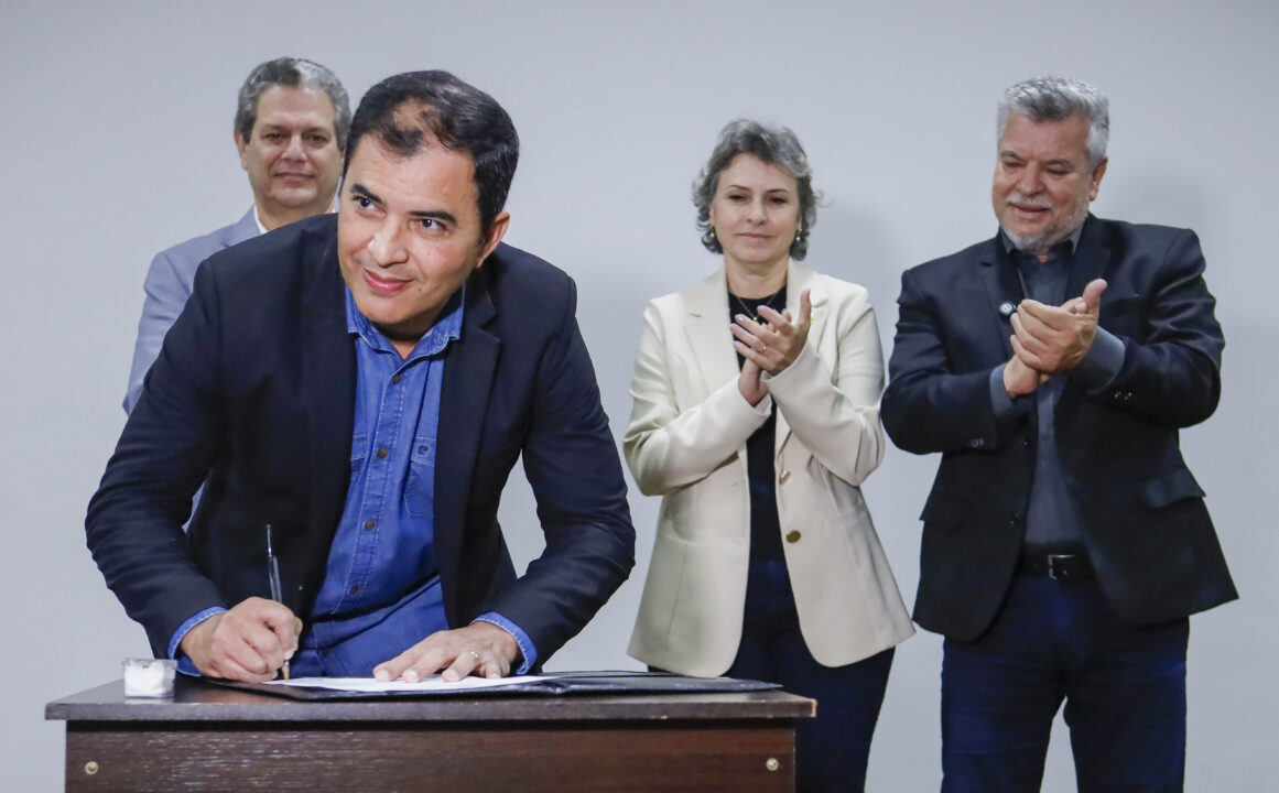 Luciano Brito assina termo de posse - Saiba Já News