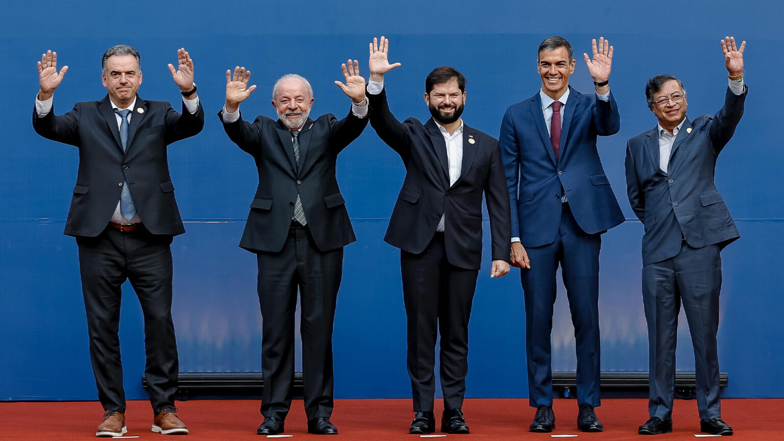 Lula defende regulamentação de plataformas digitais em encontro com líderes de esquerda no Chile