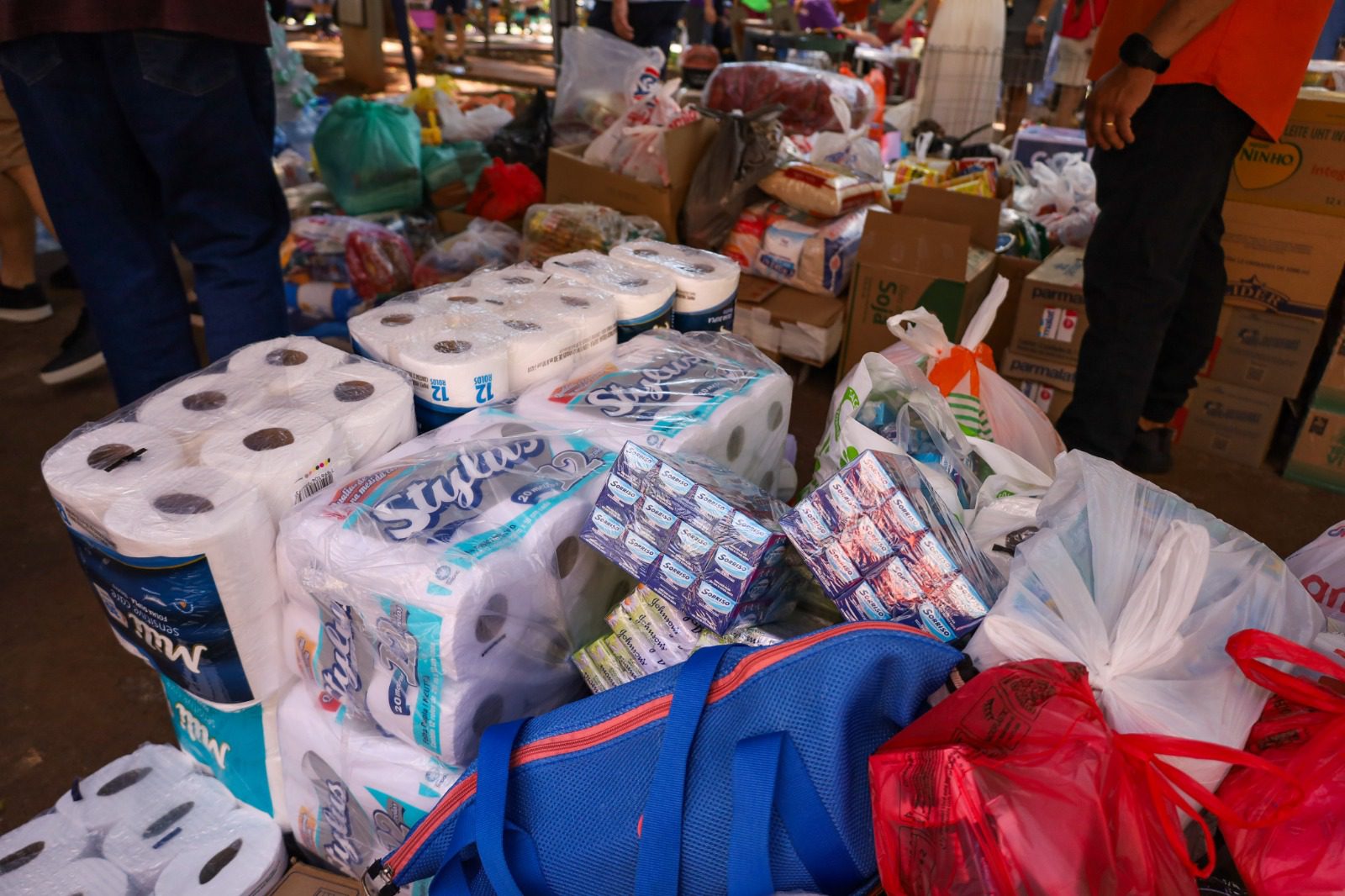 Em Maringá, mobilização arrecadou quatro toneladas de alimentos, além de grande quantidade de água e produtos de higiene (Credito: Rafael Macri / PMM)