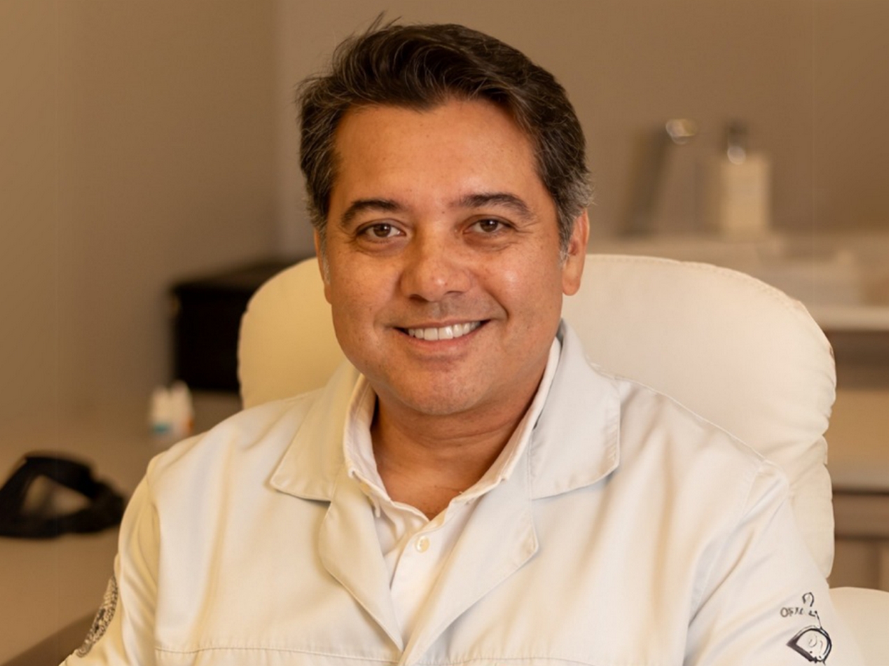 Médico oftalmologista Fábio Massaiti Tocunaga
