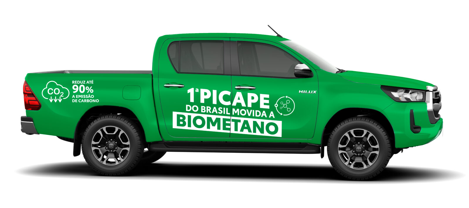 Toyota apresenta Hilux movida a biometano pela primeira vez ao público na Agrishow 2025 3 Mockup Hilux Adesivo Biometano Lateral Direita INTEIRA FINAL
