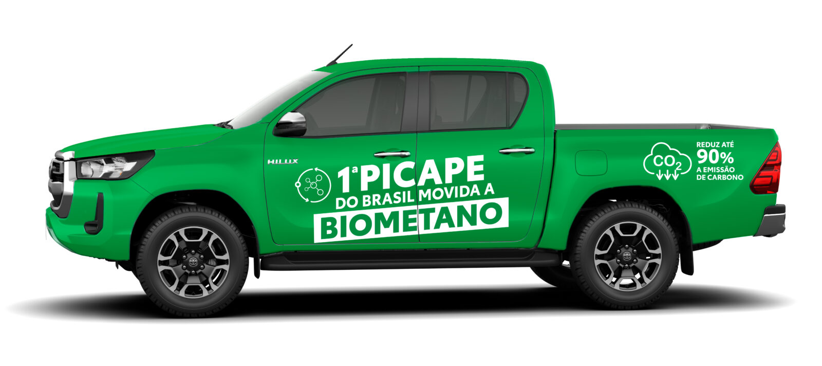Toyota apresenta Hilux movida a biometano pela primeira vez ao público na Agrishow 2025 4 Mockup Hilux Adesivo Biometano Lateral esquerda INTEIRA FINAL