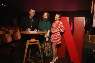 Da esquerda para a direita: Marcelo Freixo, presidente da Embratur, Mariana Polidorio, Diretora de Políticas Públicas da Netflix e Fernanda Souza, atriz e apresentadora de Ilhados com a Sogra. (Crédito: Marcos Serra Lima/Netflix)