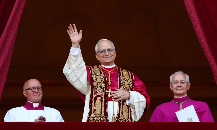 O cardeal norte-americano Robert Francis Prevost foi escolhido como o 267º papa, adotando o nome Leão XIV.