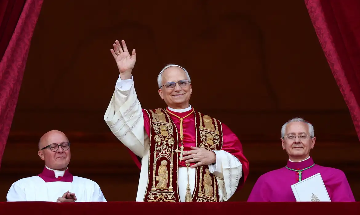 O cardeal norte-americano Robert Francis Prevost foi escolhido como o 267º papa, adotando o nome Leão XIV.