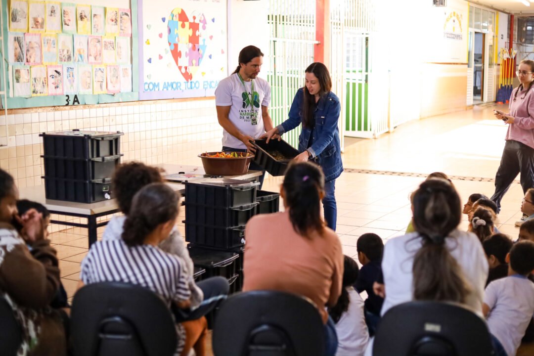 Prefeitura entrega composteiras aos pais de alunos da rede municipal de ensino 2 O municipio tambem disponibiliza composteiras para que os pais e servidores possam realizar a compostagem em casa