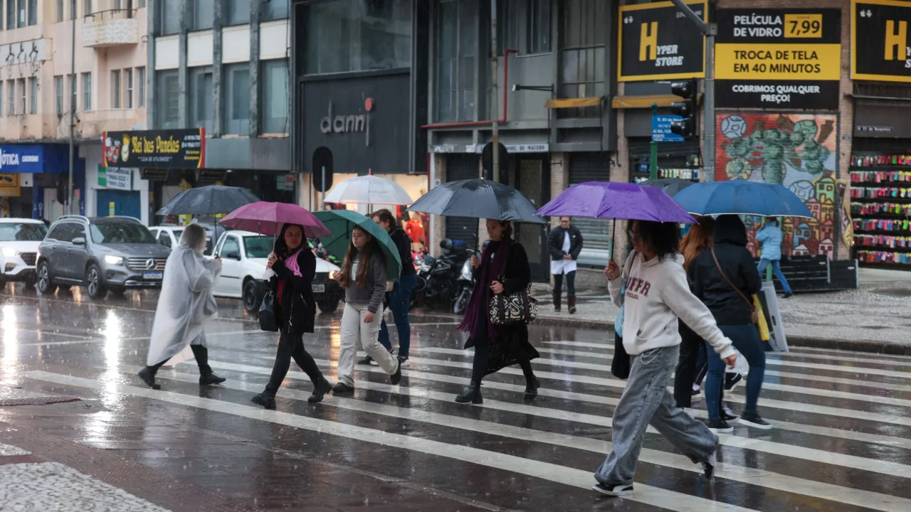 Prepare-se para o temporal no Paraná! Descubra como a chuva vai se comportar na sexta e por que raios e granizo podem surpreender você no fim de semana. Não perca as últimas atualizações do tempo para evitar imprevistos.