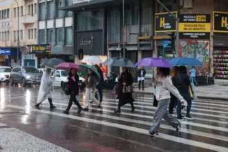 Prepare-se para o temporal no Paraná! Descubra como a chuva vai se comportar na sexta e por que raios e granizo podem surpreender você no fim de semana. Não perca as últimas atualizações do tempo para evitar imprevistos.