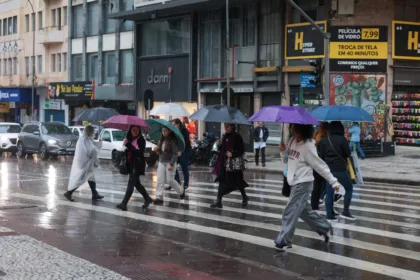 Prepare-se para o temporal no Paraná! Descubra como a chuva vai se comportar na sexta e por que raios e granizo podem surpreender você no fim de semana. Não perca as últimas atualizações do tempo para evitar imprevistos.