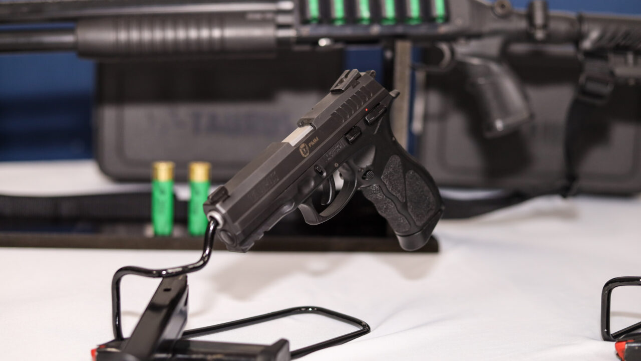 Prefeitura entrega 35 novas pistolas e novos uniformes ao agentes da Guarda Civil Municipal