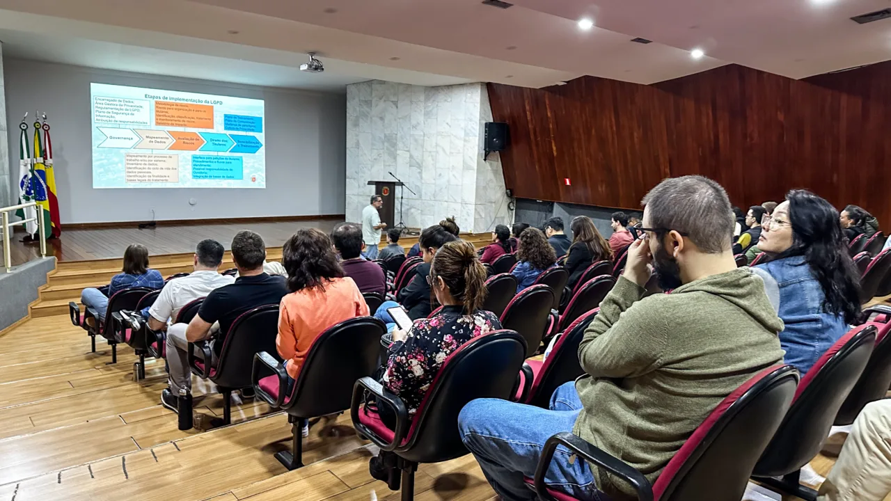 Prefeitura realiza capacitacao para os servidores sobre os fundamentos da LGPD a importancia da privacidade e a responsabilidade no tratamento de dados tanto digitais quanto fisicos