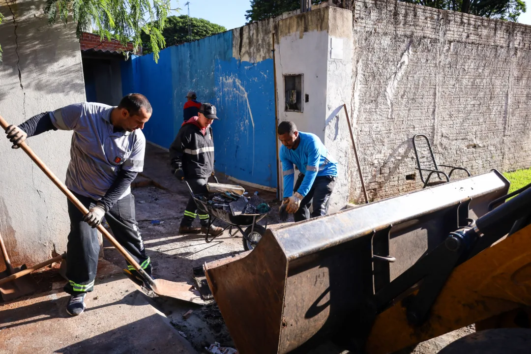 Prefeitura recolhe 126 toneladas de residuos de lixo em limpeza de imovel no Jardim Tabaete